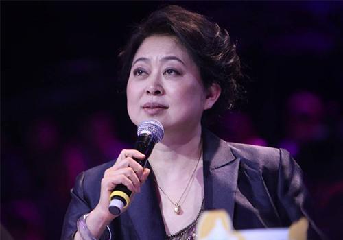 60岁倪萍双腿落下病根，无法治愈，网友：看出了她的敬业