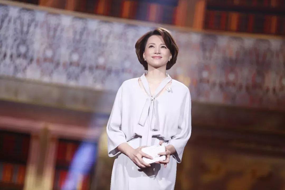 央视一姐曾比董卿还红的女人,央视主持人李红董卿谁更漂亮