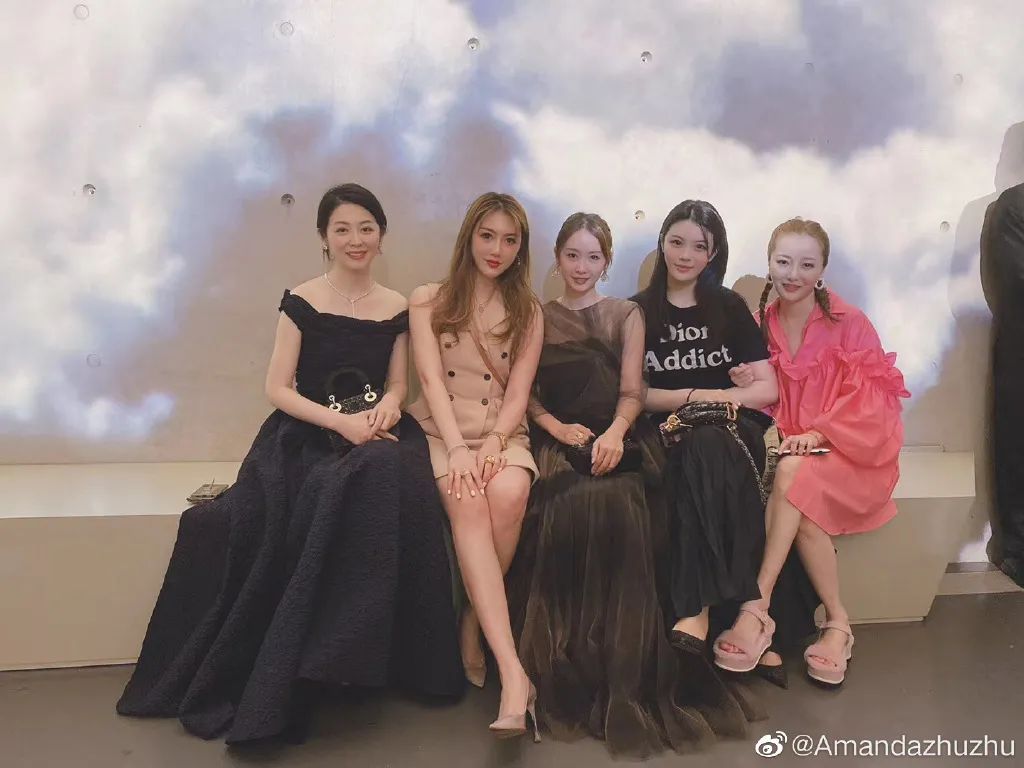 连她都要镶边合影的聚会，来头这么大？