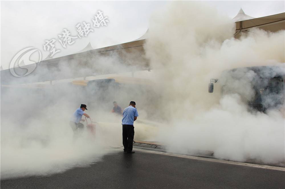 反恐防暴安全演练歹徒爆燃场景,防暴演练结果引来真歹徒