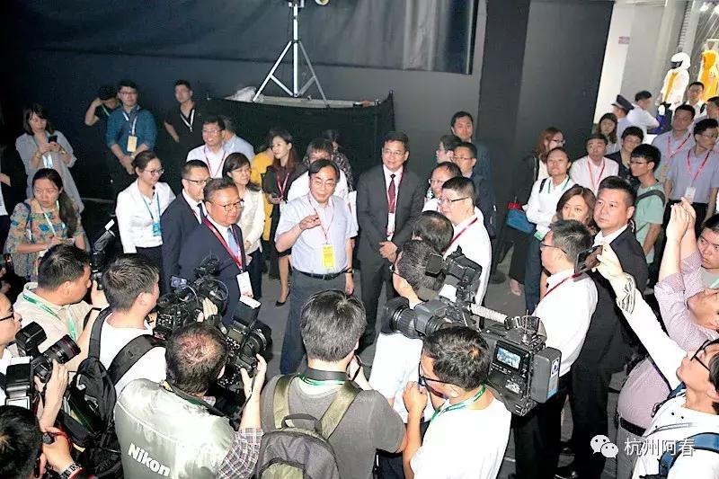 超百图再现2018年服装圈内那三十道靓丽风景……