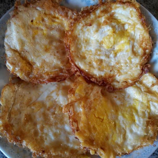 煎蛋糊在锅底怎么清理,煎蛋粘锅怎么办