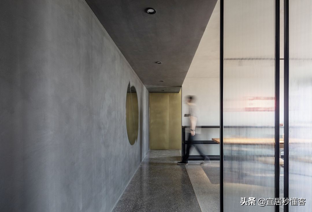 98年纹身师一人宅，酷炫工业风，家里一半面积是客厅