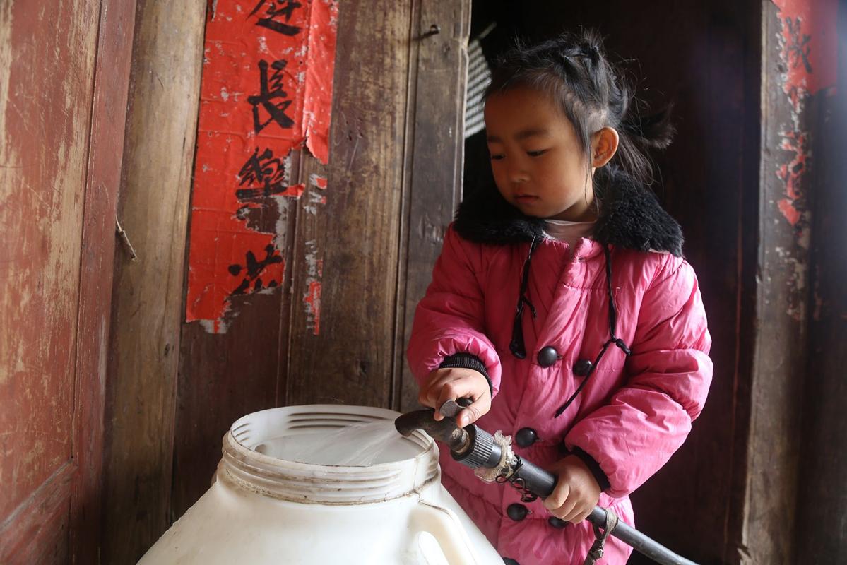 最美孝心少年王安娜：爸爸坐牢，妈妈离家出走，6岁撑起三代之家