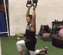 平板支撑对强化核心肌群非常有益,平板支撑可以训练哪些肌群