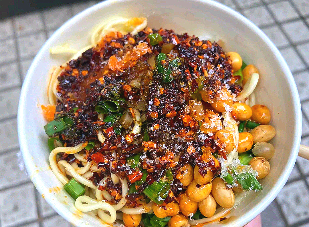 重庆特色路边小吃凉粉,重庆扁担哥挑酸辣粉和豆腐脑