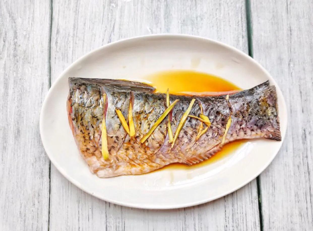 煎鱼一下锅就糊什么原因,煎鱼的时候鱼皮破了