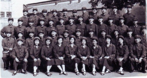 难忘74式军服——海军恢复水兵服，女兵穿上了裙子