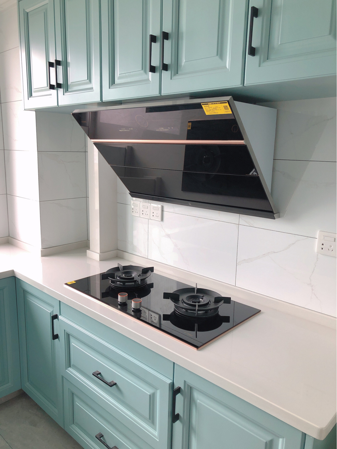 打扫干净准备通风去甲醛，窗帘还是纯色好看，厨房蓝色柜最为漂亮