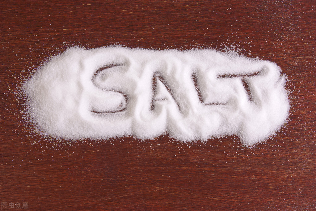 白色衣服上的咖喱污渍怎么去除,白色衣服上的顽固污渍怎么洗掉