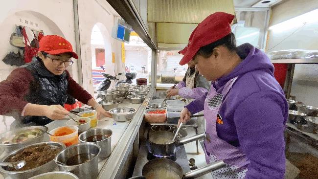 带海鲜池的餐厅,海鲜汤粉北海