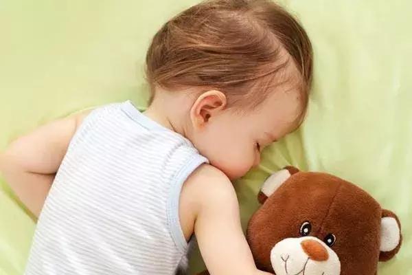 宝宝大冬天睡觉都会出汗,冬天宝宝睡觉出汗了怎么办