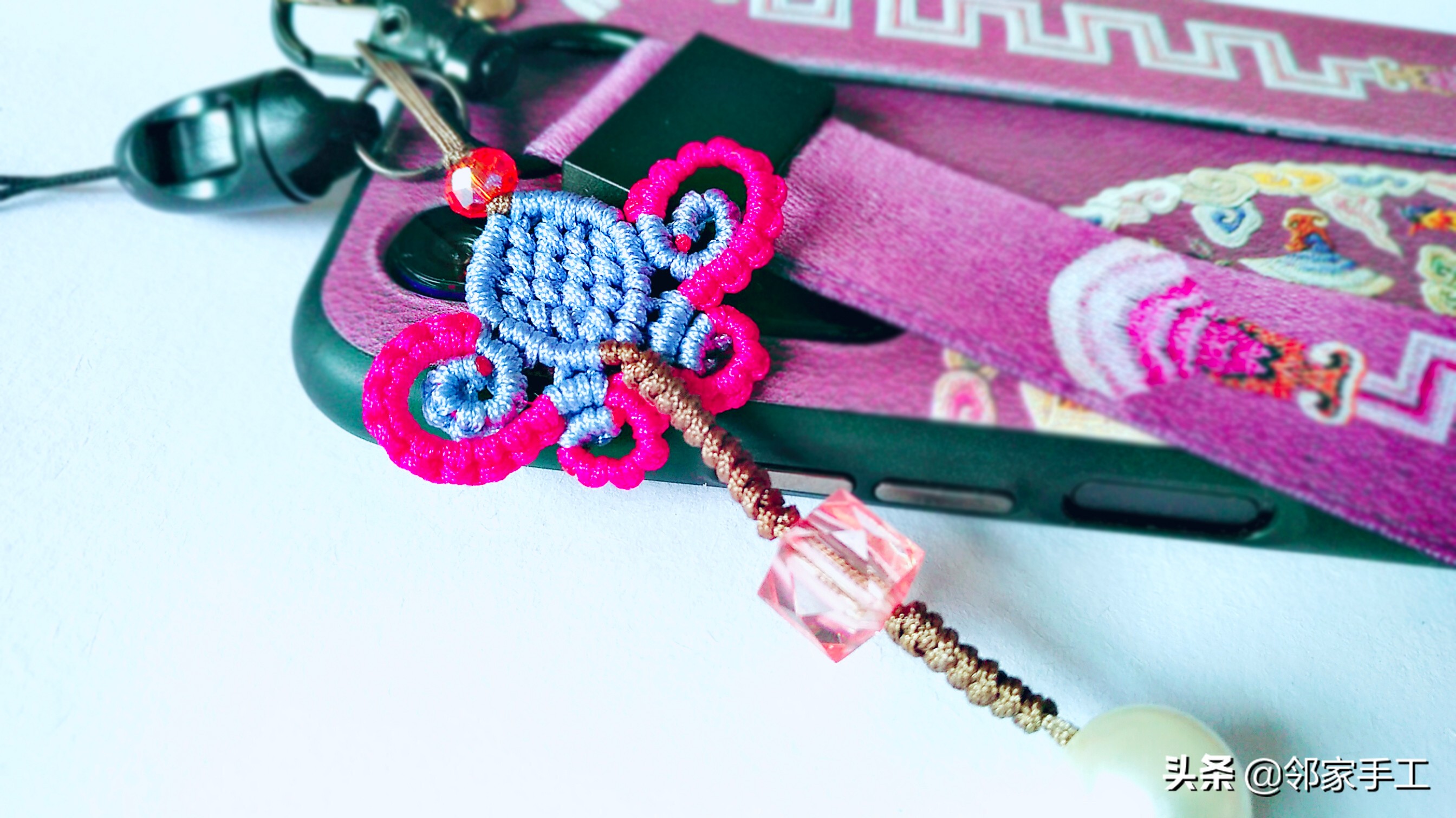 编蝴蝶手机挂件教程,带扣子的手机挂件编法