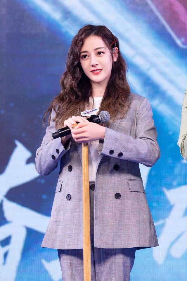 方圆脸女生适合黑长直还是微卷发,适合圆脸女生的自然长直发型