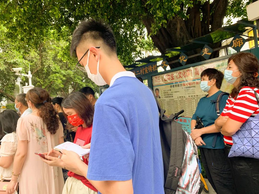 萌娃、萌宠纷纷抢镜！今年高考作文，深圳学生躺赢？