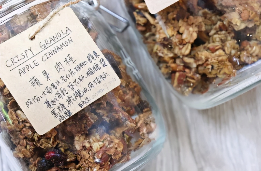 “裸卖”商店:食物都没有包装,想买东西要自己带上容器