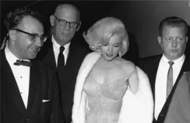 日本医生解剖梦露尸体,声称:心脏和肝脏都没有异常,非常干净