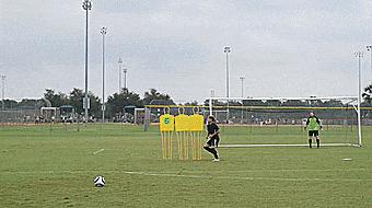 十个足球比赛常用过人教学,球场上的经典技巧大家都学一学吧