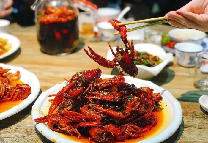 南宁美食推荐必吃龙虾,南宁最好吃的五香龙虾