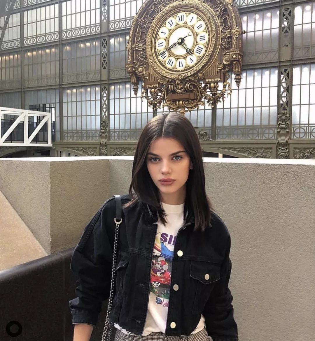 欧阳娜娜沉迷校服,欧阳娜娜优衣库水桶包