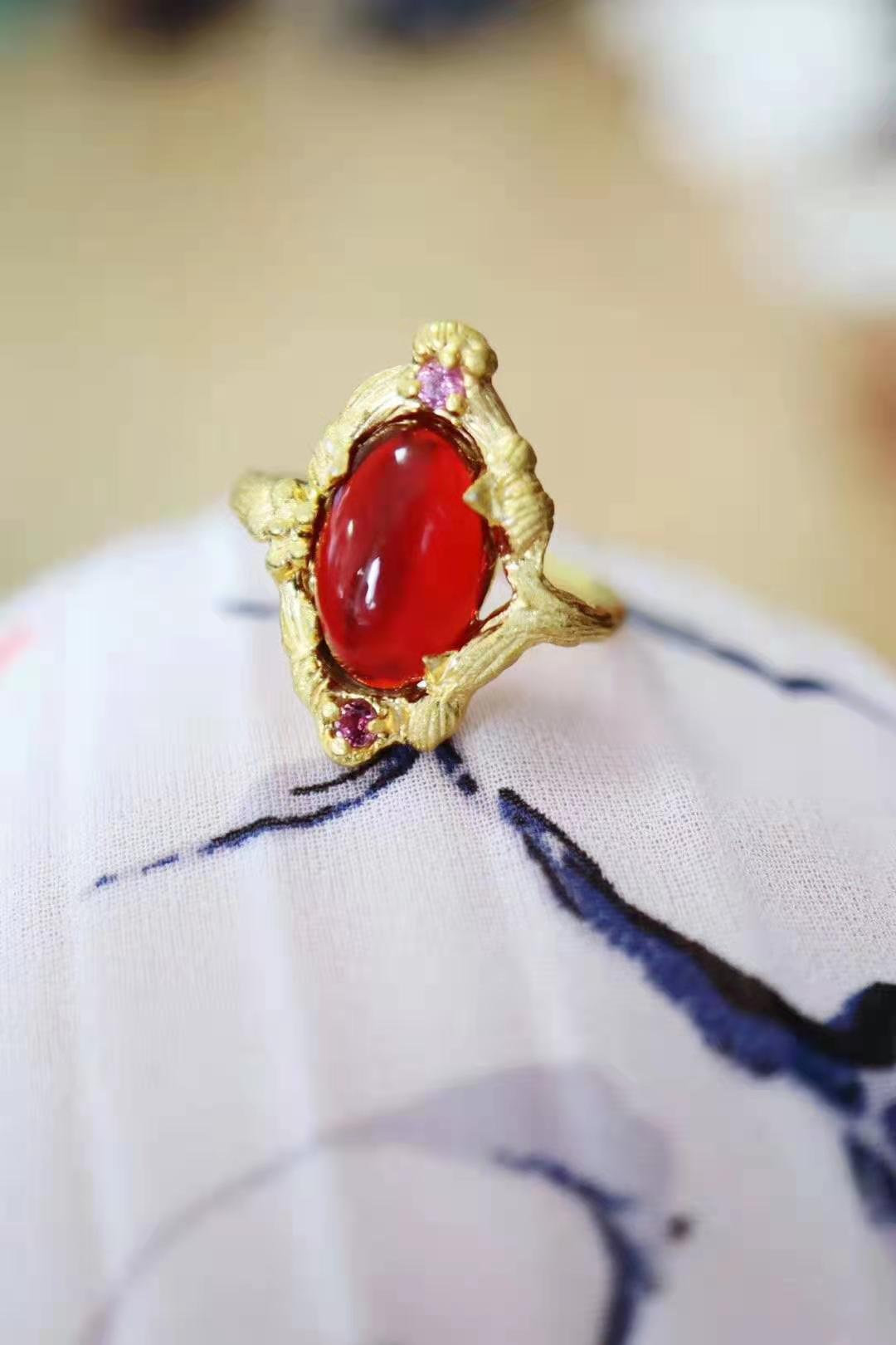 欧泊一种拥有世间所有颜色的宝石，关键还不贵