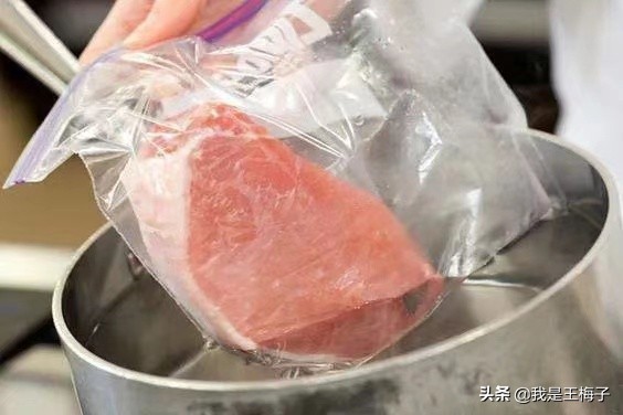 冰箱拿出冻肉可以用开水解冻吗,冻肉用水泡解冻可以吗