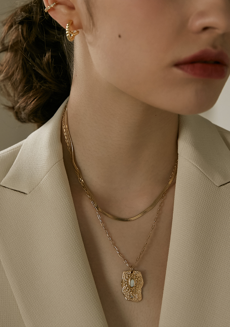 粗金项链怎么叠戴,麻花金项链怎么戴好看