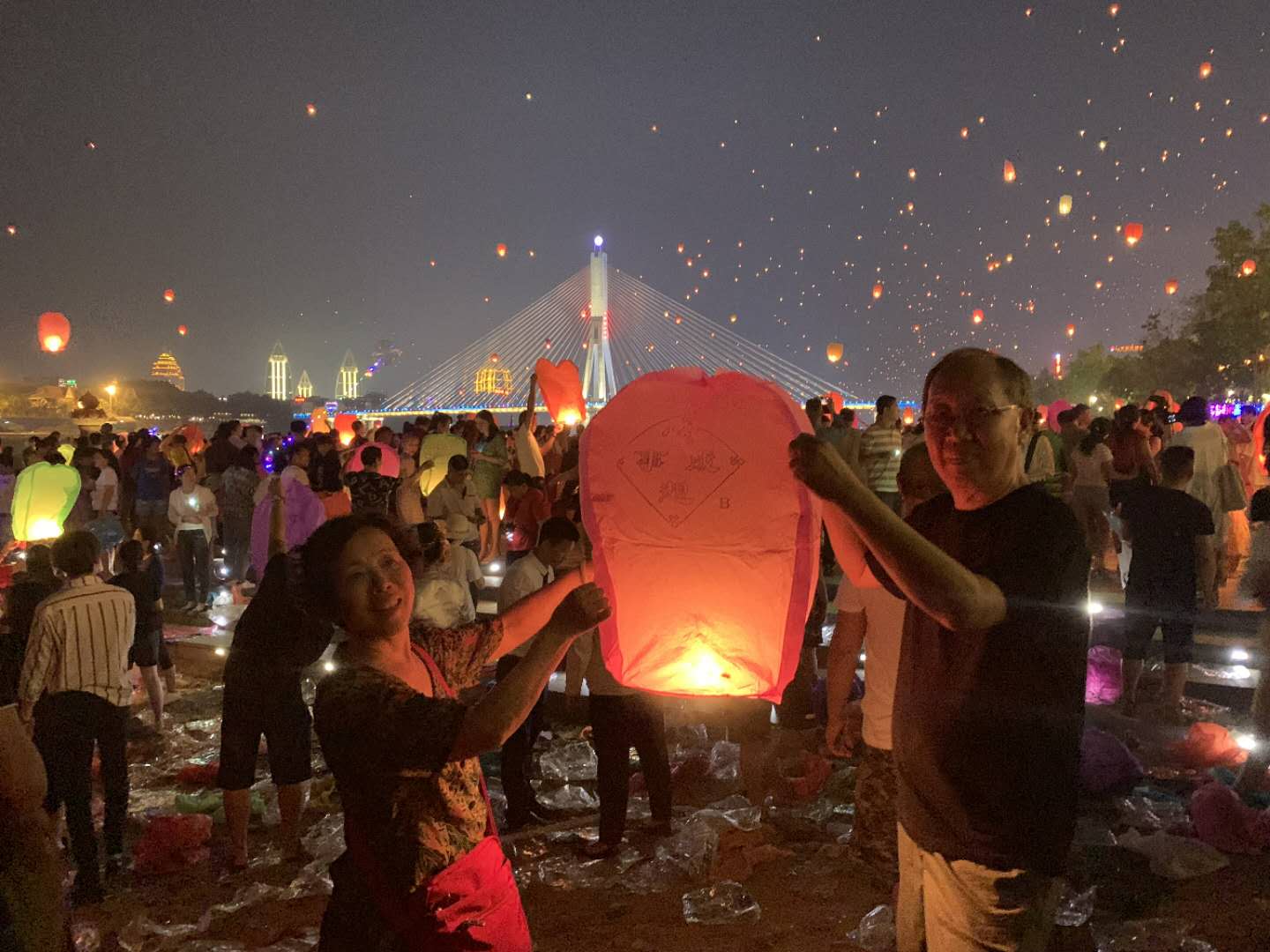 西双版纳夜景放河灯,西双版纳孔明灯之夜