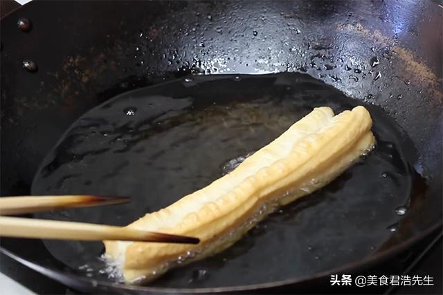 炸油条怎么做酥脆不用泡打粉,家中最简单炸油条方法不用泡打粉
