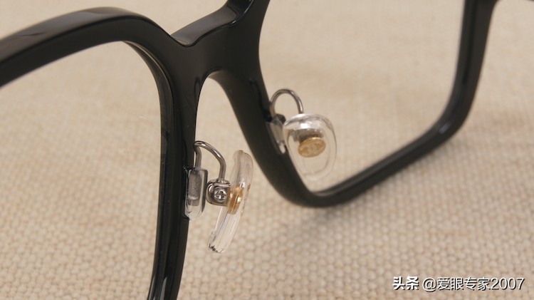 板材眼镜鼻托掉了怎么配,板材眼镜鼻托如何卸下来