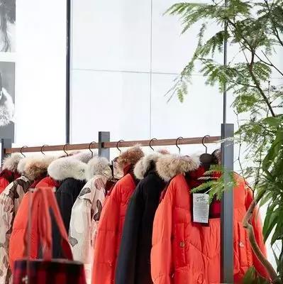 羽绒服怎么穿效果最好 (羽绒服穿着要什么样才叫做刚合适)