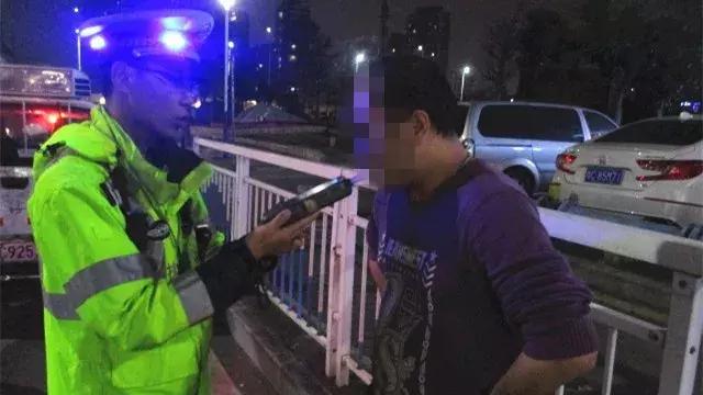 男子带老婆夜游澳门*场赌**，自信回珠海，刚上车就被抓！