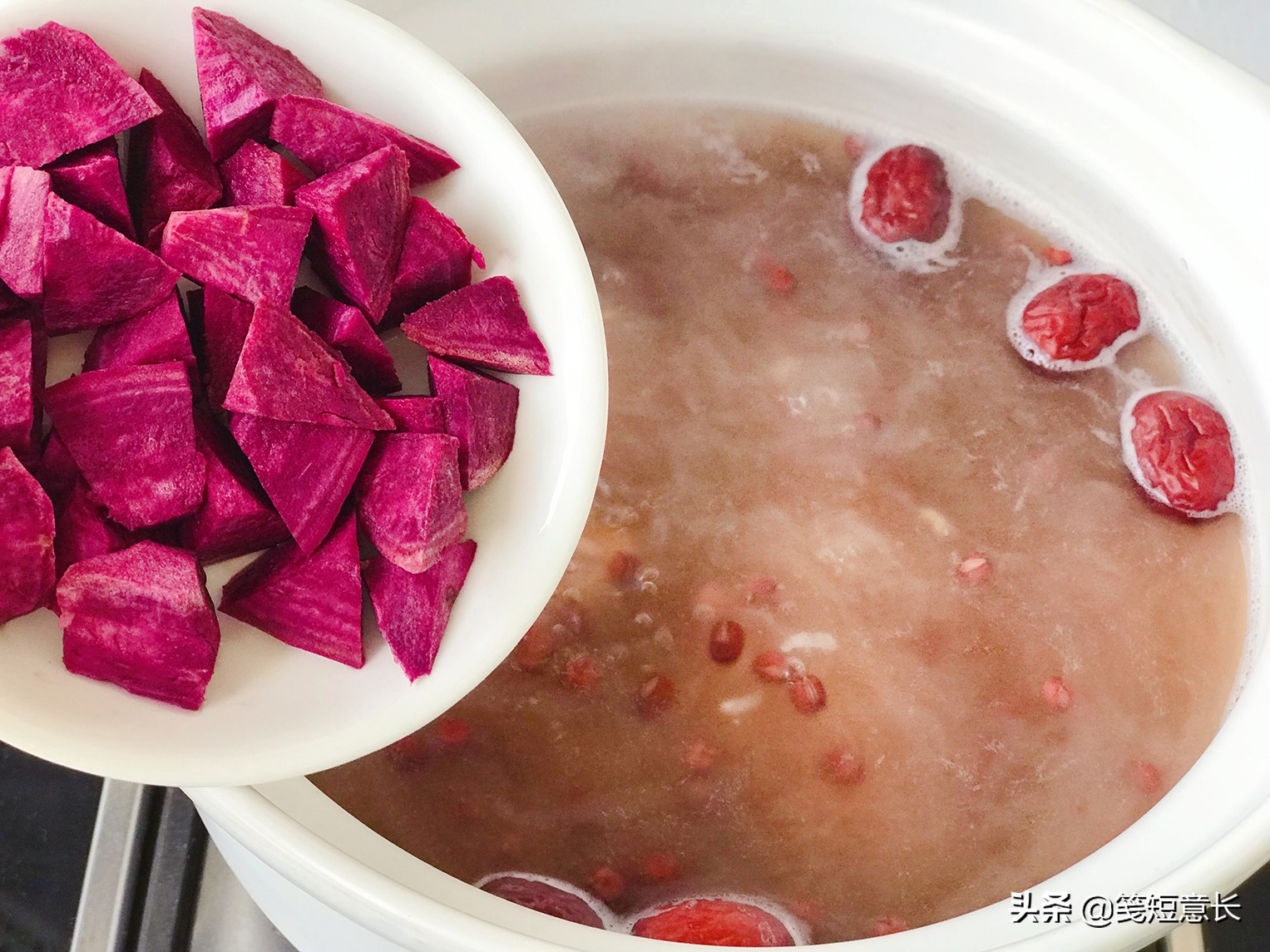 紫薯下锅成墨绿色了,紫薯煮了以后汤怎么变成绿色