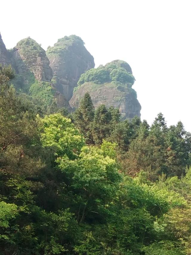 一个让人流连忘返的地方，山清水秀，只需要坐在河边发呆就行。