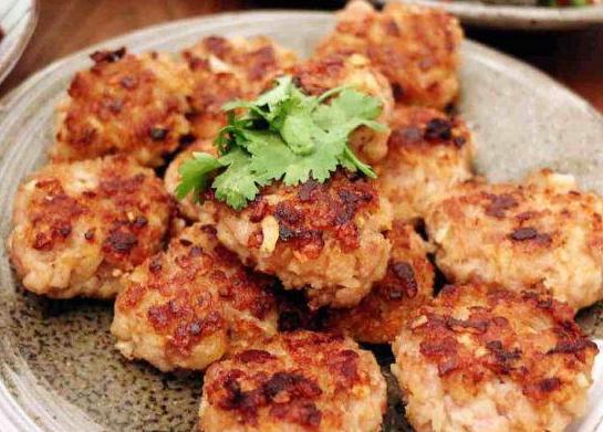 它荤素搭配、色泽金黄,壳酥香馅鲜美,海蛎饼和肉饼哪个更好吃呢