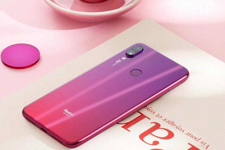 红米新机被狂虐：高跟鞋猛踩，看着都心疼