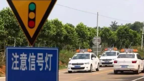 考驾照科目一试题100题，记住这些科一技巧，轻松过关