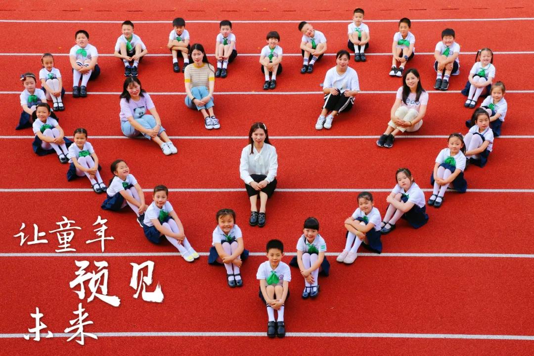 萌娃们终于复学啦！来看今天小学、幼儿园的现场图→