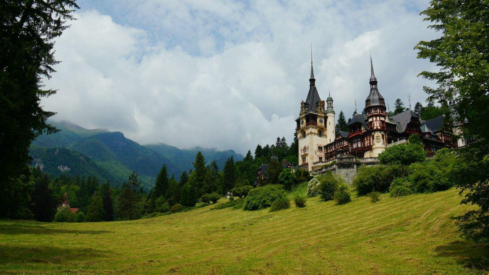 每节密封车厢塞两百犹太人，塞满两列火车，开向哪？当然是地狱