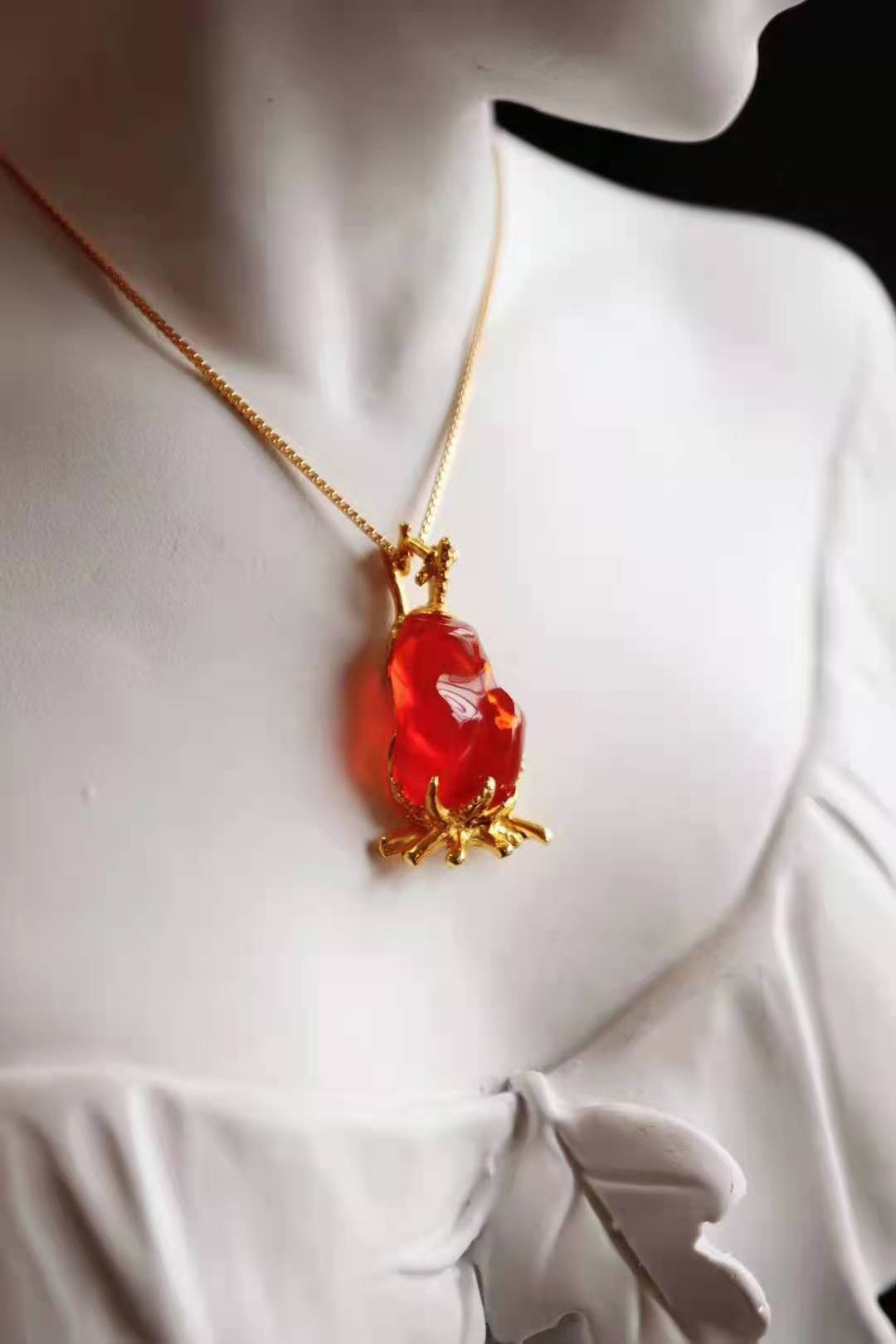 欧泊一种拥有世间所有颜色的宝石，关键还不贵