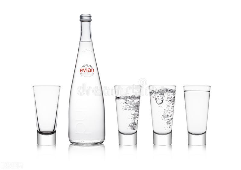 依云矿泉水纪念版,1500块钱一瓶左右的依云矿泉水