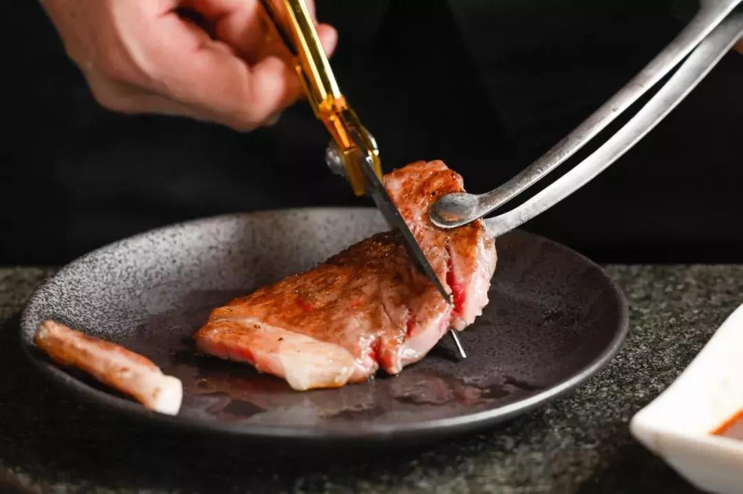 这家烤肉巨头新店开业就“爆店”！现在还能免费吃肉，这也太棒了