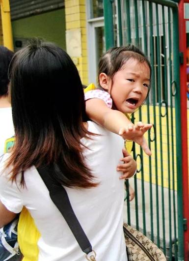 孩子被老师掐青了脸怎么办,孩子被老师掐脖子家长怎么处理