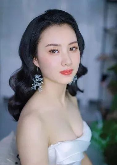 新娘妆容发型图片,新娘妆容教程和简单发型