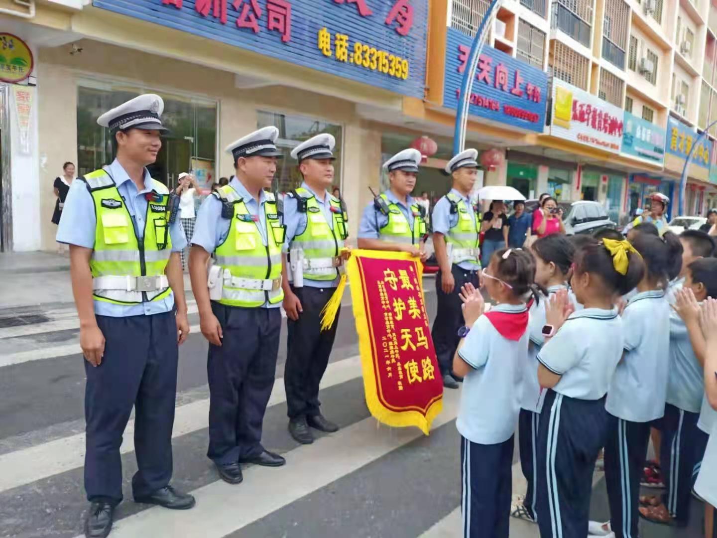 交警抗疫期间送锦旗,陵水交警护航高考