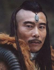 鸠摩智和金轮法王是一个人演的吗,鸠摩智和金轮法王同一个人演的