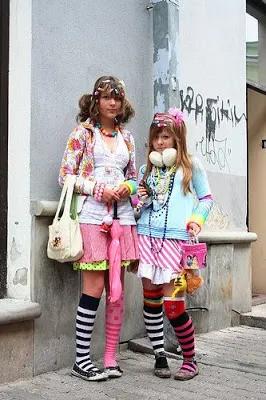 为什么日本女人走路时要低头,走路有尿急的感觉