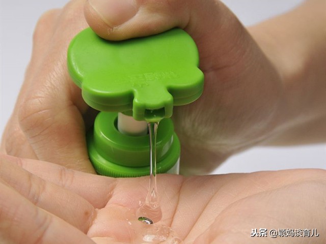 宝宝皮肤干燥起皮脱屑如何呵护,冬天宝宝干燥起皮怎么办