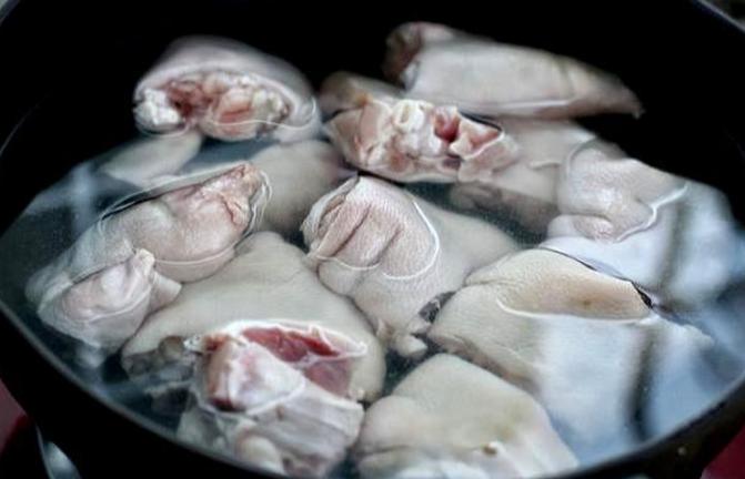 猪蹄炒糖色总容易糊？小火慢炒色泽才红润！入味又有嚼劲