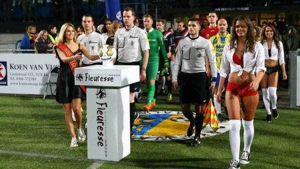 足球比赛开场球童手拉手视频,篮球球童牵手入场